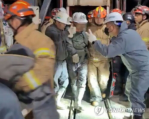 경북 봉화군 아연 채굴 광산 매몰사고 열흘째인 4일 오후 11시쯤 구조 당국은 고립됐던 작업자 2명이 생환했다고 밝혔다. 사진은 이날 생환한 고립자들이 밖으로 나오는 모습. [소방청 제공, 봉화=연합뉴스]